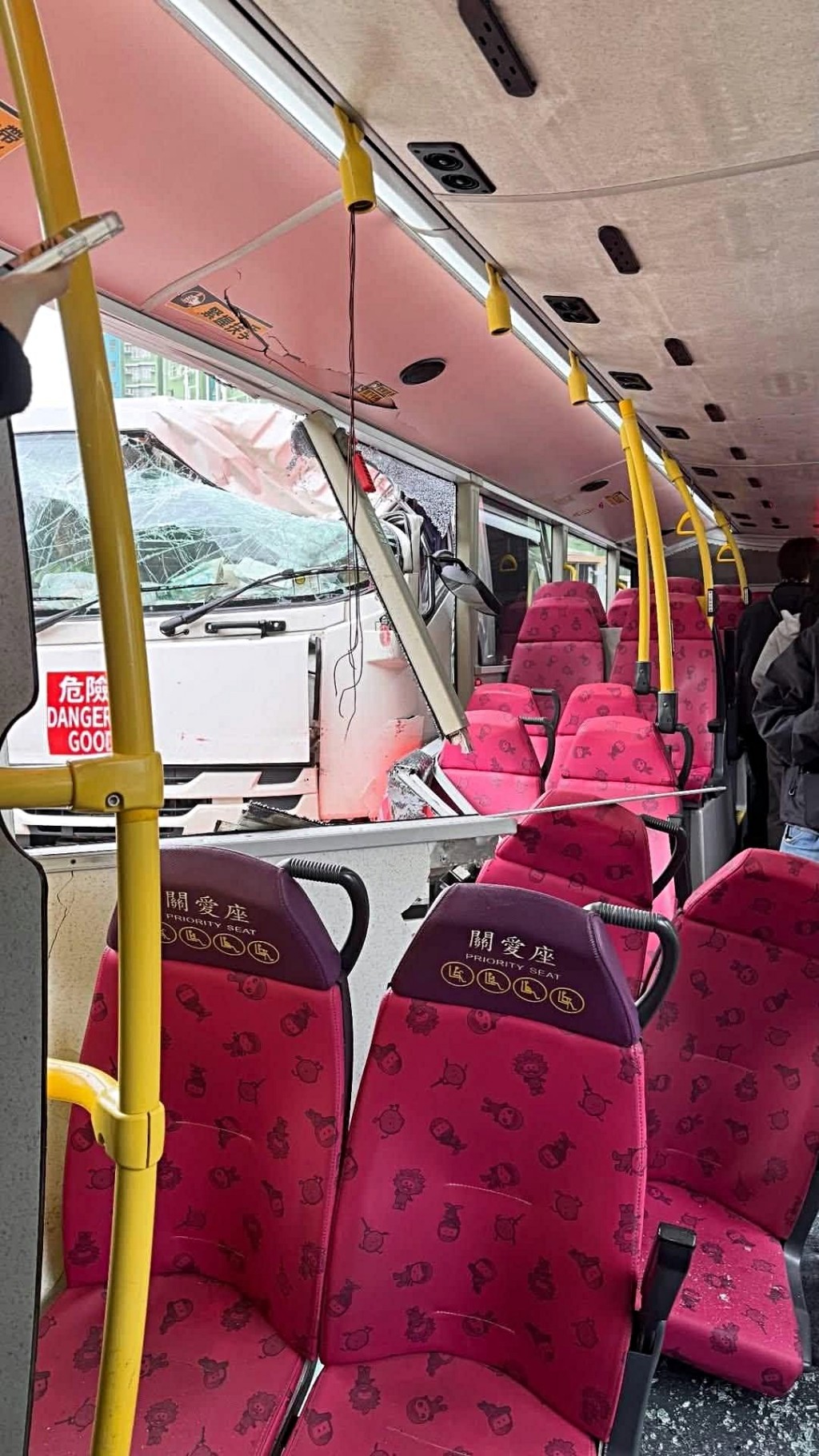 巴士損毀嚴重。網上圖片 巴士損毀嚴重。網上圖片