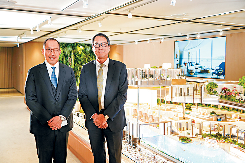 港鐵鄧智輝（右）表示，海瑅灣為康城壓軸期數，港鐵十分重視。旁為信和主席黃永光。