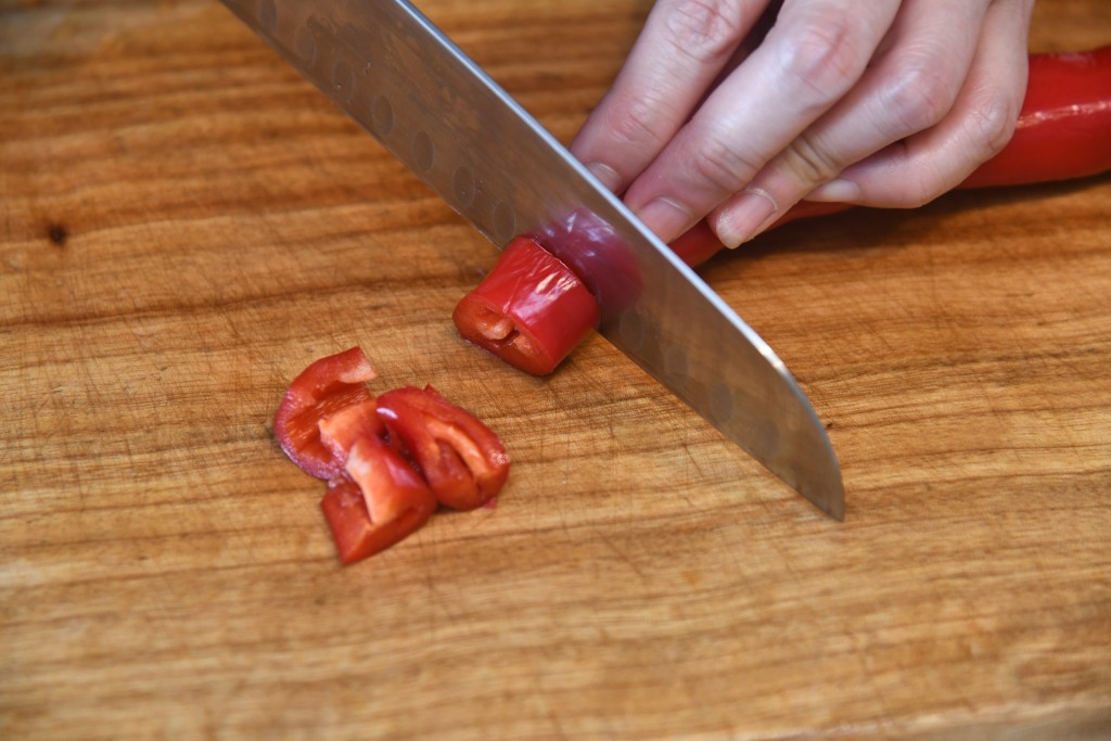 Step 3: 蒜頭切碎，紅辣椒及青甜椒切塊。 Chop the garlic, cut the red pepper and green bell pepper into pieces.