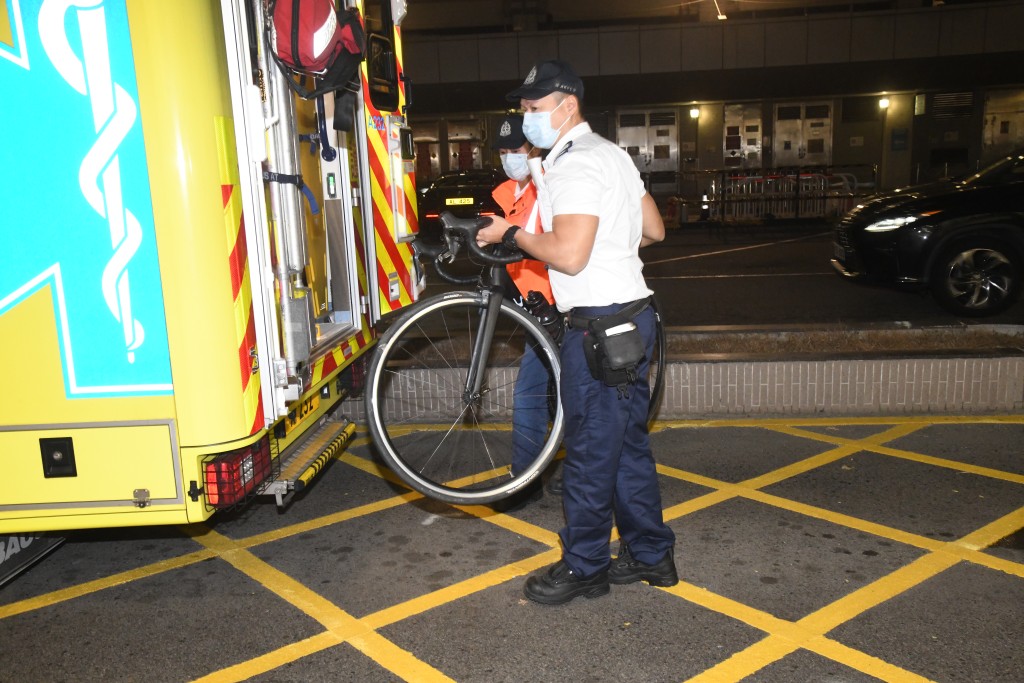 救护员将单车一同送往玛嘉烈医院。