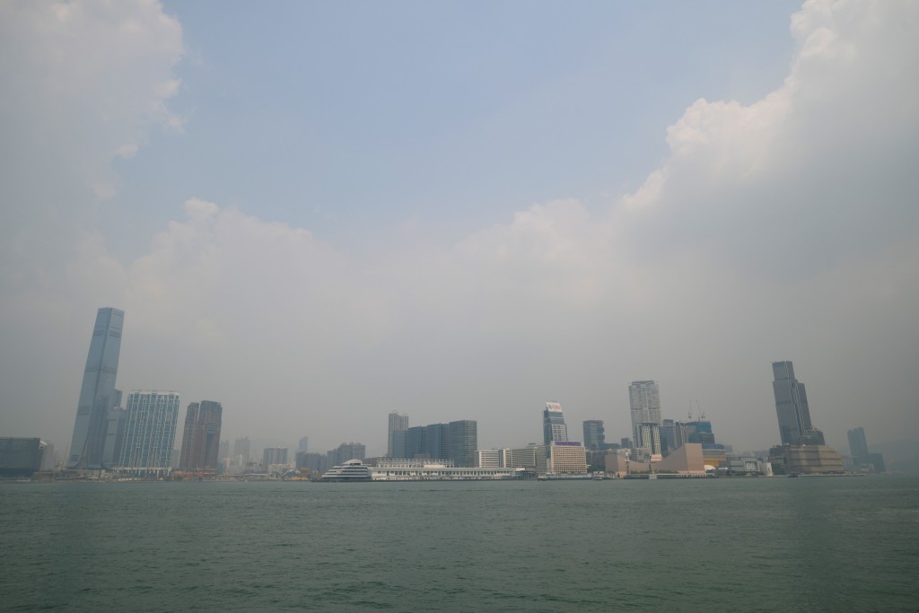 影响本港的背景臭氧及粒子污染水平较正常为高。资料图片