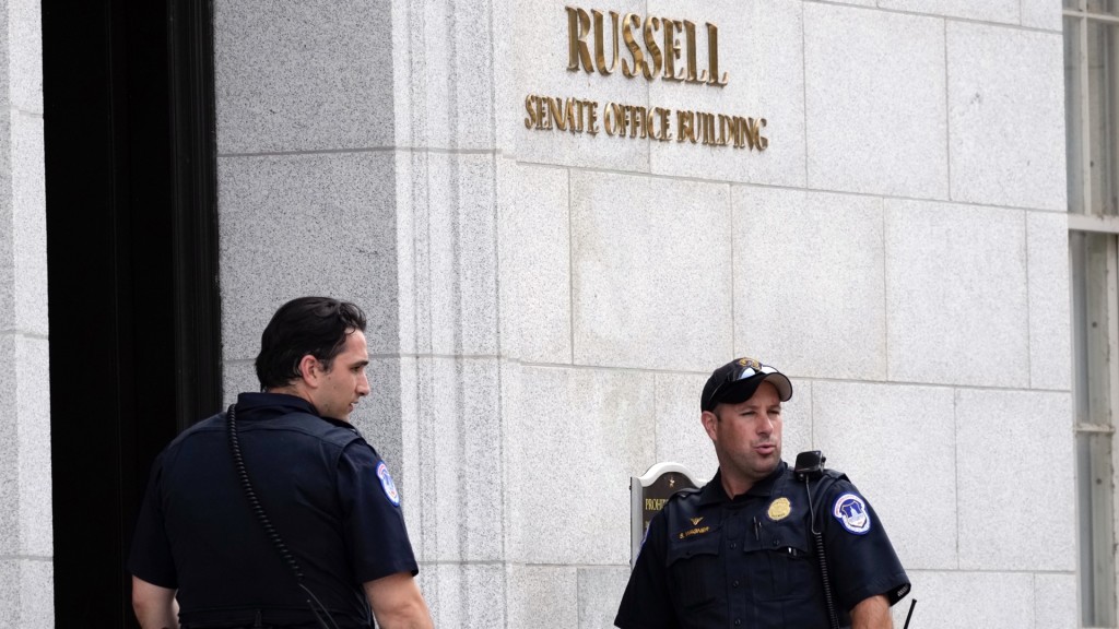 国会警察站在罗素参议院办公楼门外。 美联社