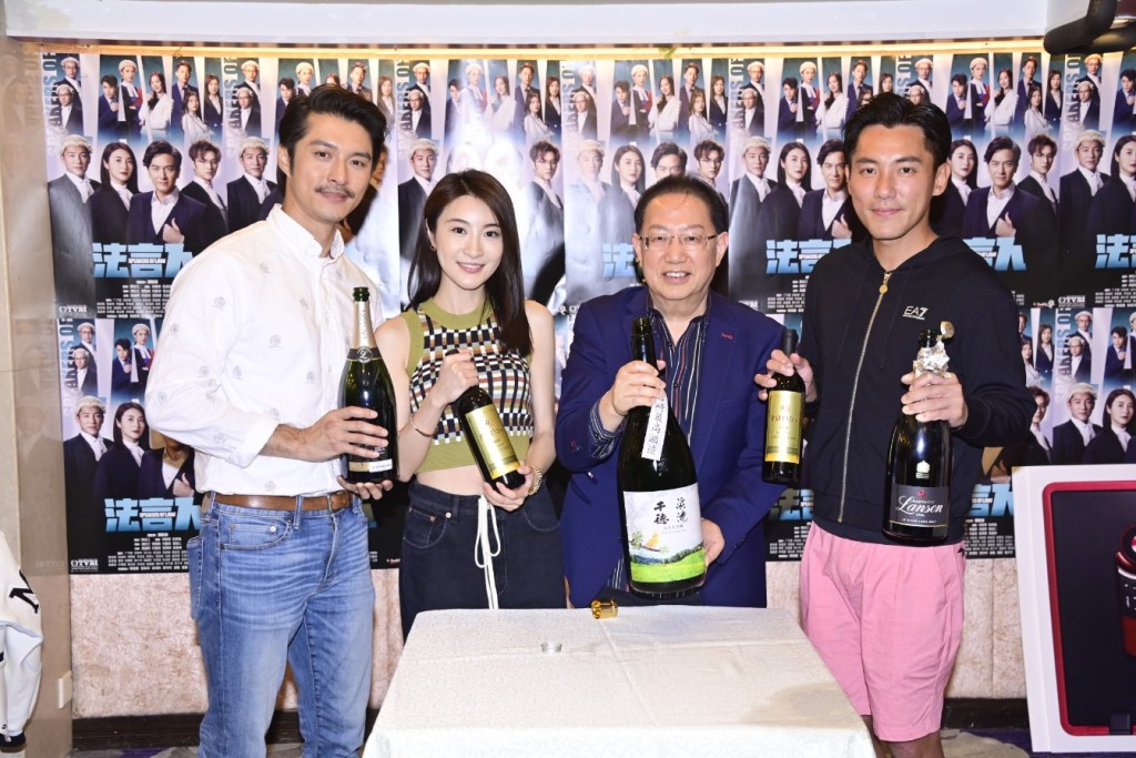 《法言人》收视报捷，黄嘉乐、林夏薇、刘家豪与张颖香开香槟庆祝。