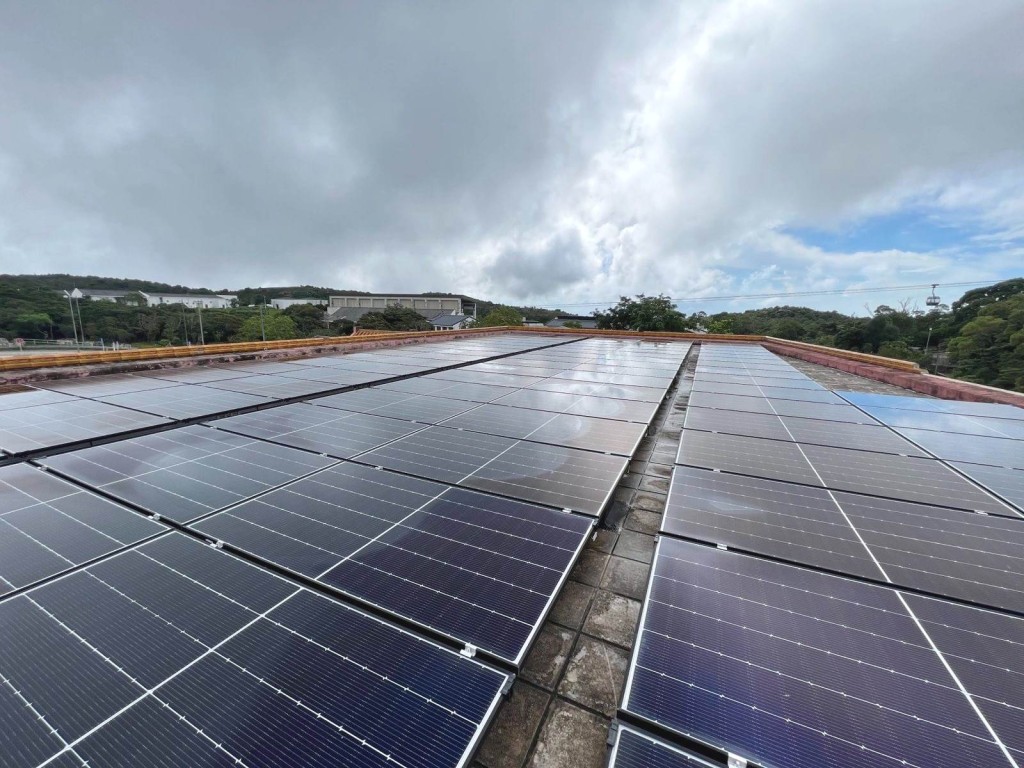在昂坪市集多棟建築物上安裝太陽能電池板，將陽光轉化成電輸出給中電，轉換為可供社會使用的電力。