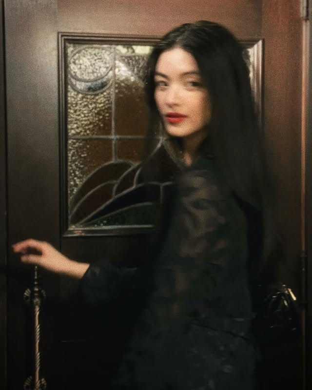 荒卷繪美大學畢業後,經常往返東京、倫敦及洛杉磯等地發展演藝事業。 荒卷繪美大學畢業後,經常往返東京、倫敦及洛杉磯等地發展演藝事業。