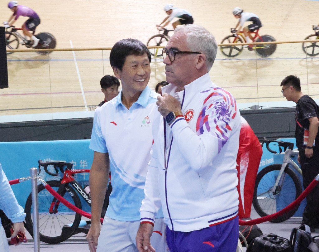 全運統籌辦公室主任楊德強到將軍澳單車館支持單車隊員。徐嘉華攝