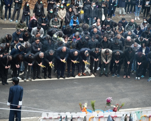 逾百家屬現場路祭。蘇正謙攝