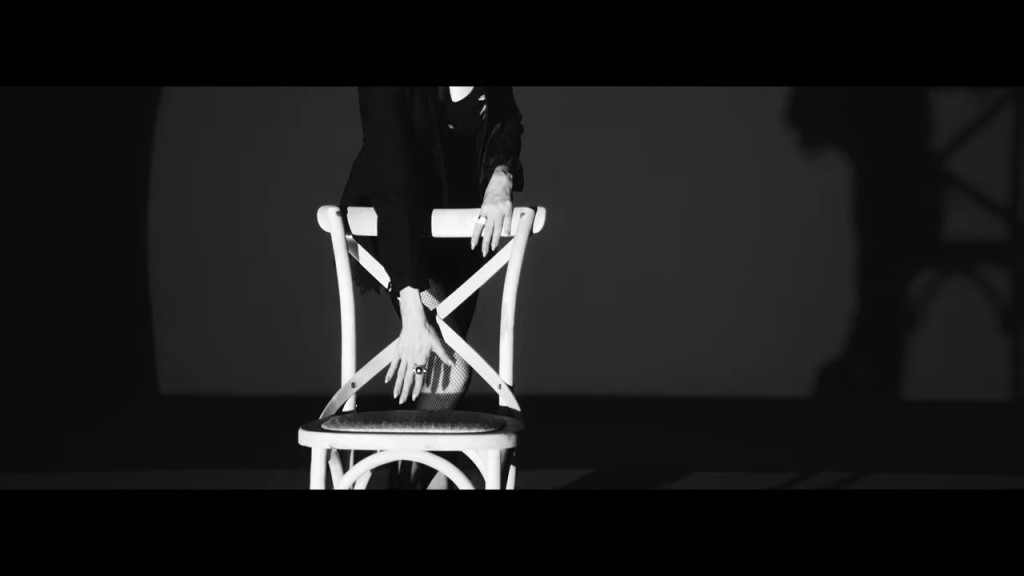 孙佳君大跳高难度Chair Dance。