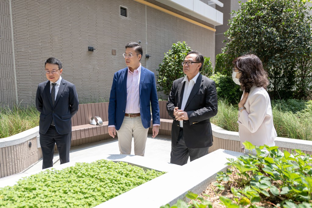 立法會議員參觀豐頤居內的空中花園。