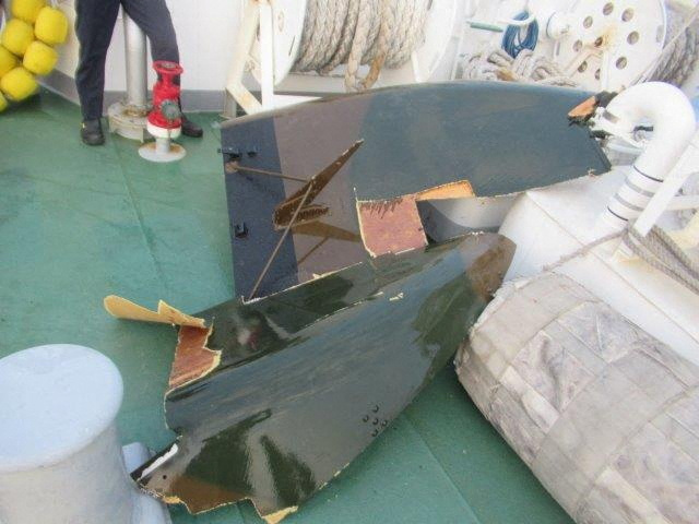 日本冲绳县宫古岛附近的海域日前打捞上来疑似军用直升机的碎片残骸。路透