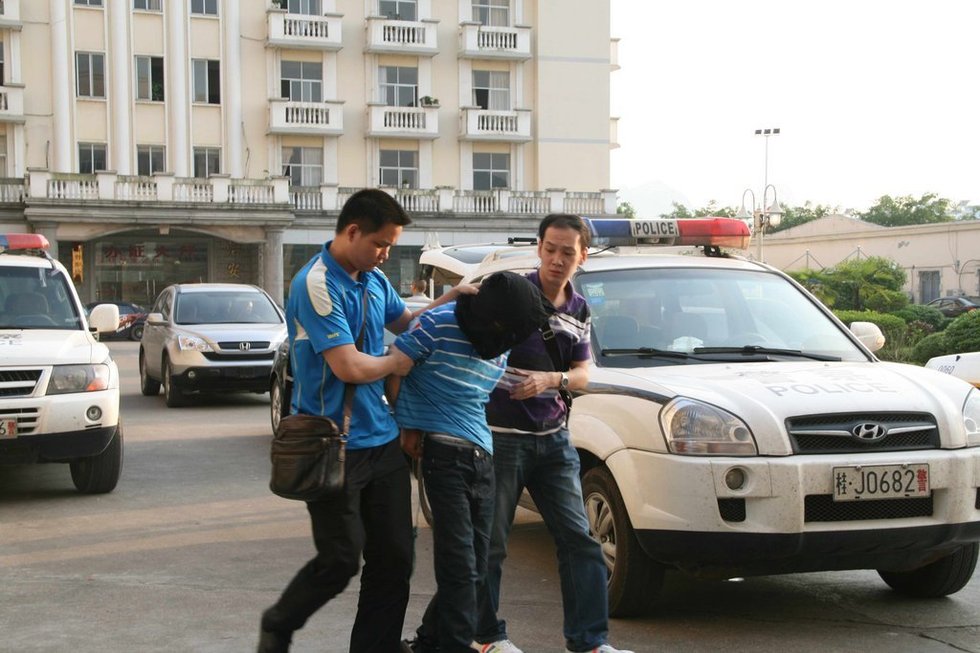 警方在東萱拘捕到案中部份疑犯。