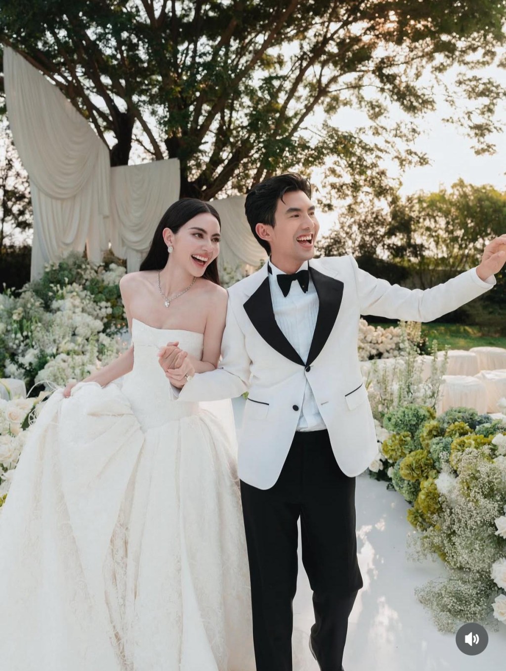 婚禮只有少數親友出席。 婚禮只有少數親友出席。