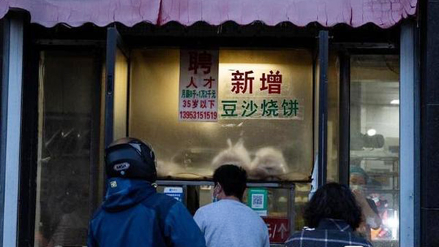 燒餅老店開在濟南市，有29年歷史，生意十分好。《海報新聞》片截圖