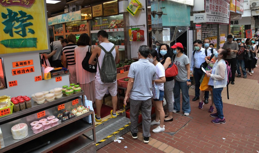 多區都有市民買糉。資料圖片