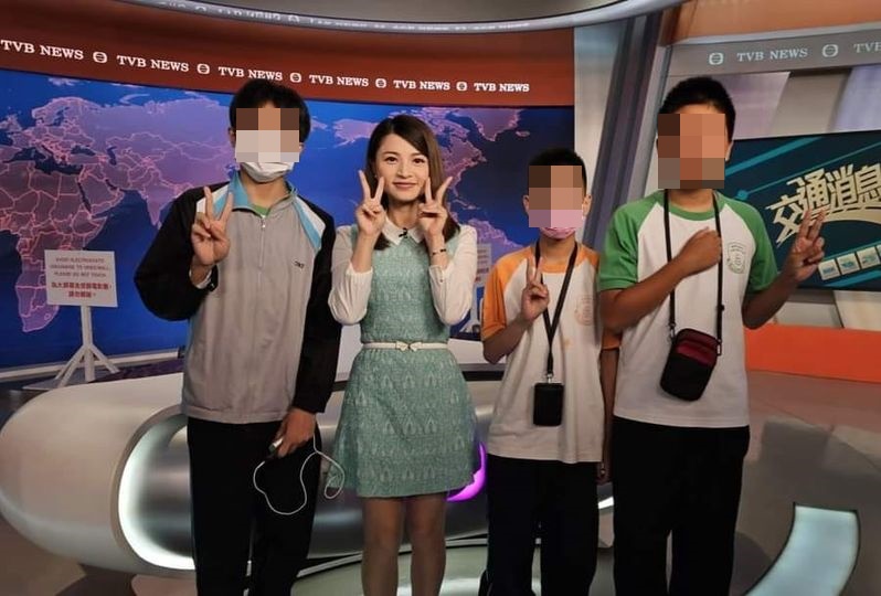 從近日網上流出的照片所見，廖淑怡與三位去TVB新聞部參觀的男學生合照，卻比其中兩位男生矮近半個頭。（鐘聲慈善社胡陳金枝中學官網圖片）