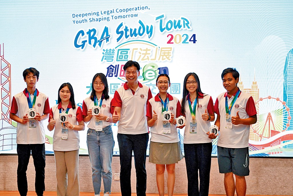 演讲比赛每队表现均十分出色、准备十足,最后胜出队伍拍照留念。