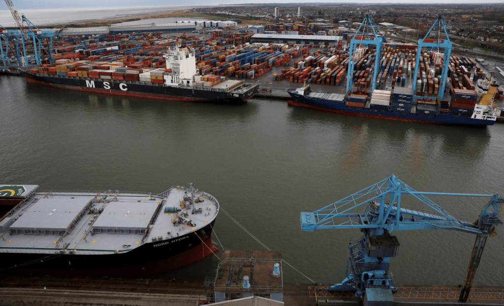 集裝箱船在英國利物浦集裝箱碼頭卸貨（路透社）