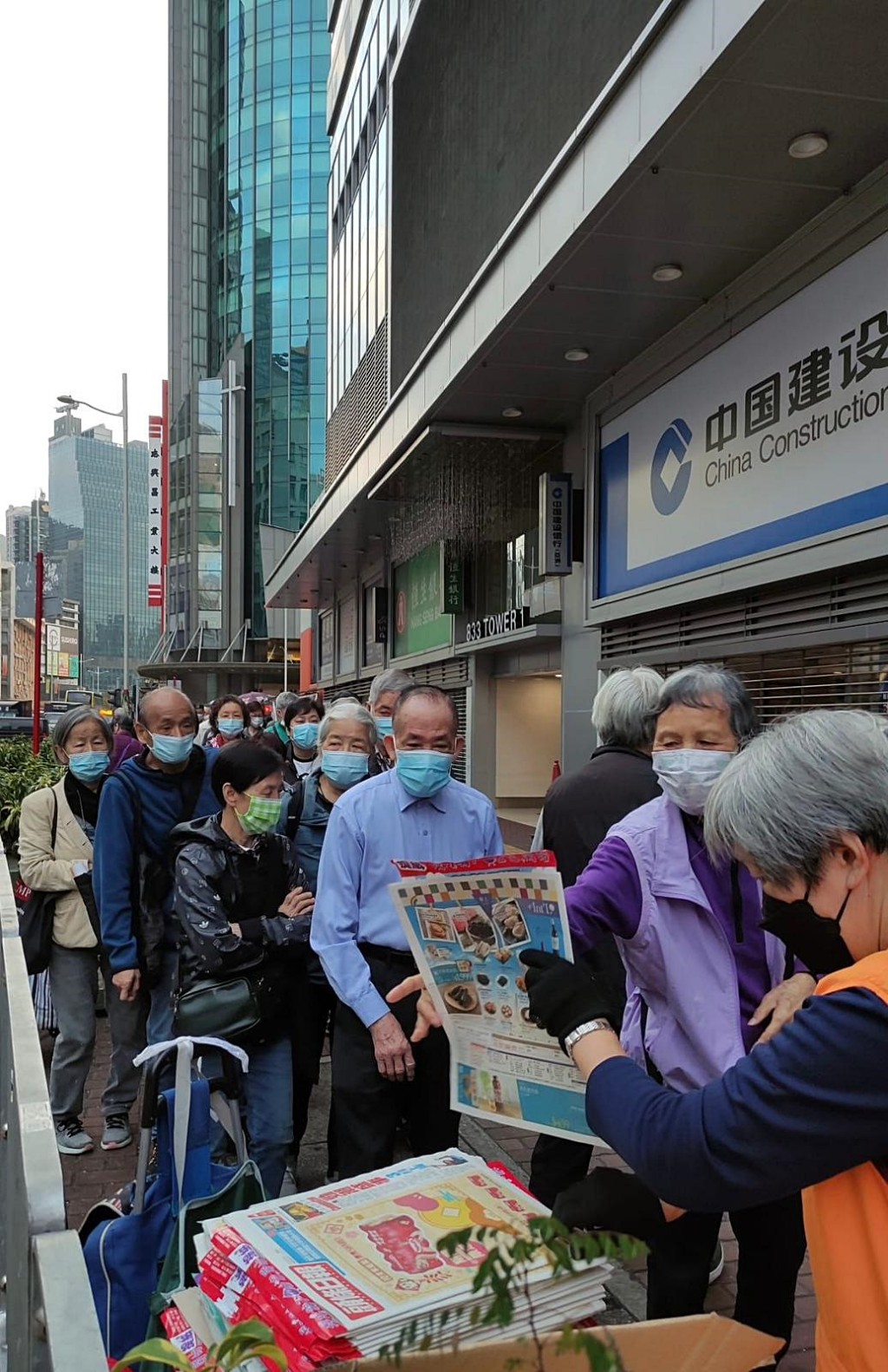 市民排隊取閱附送《提紙》的免費報紙。