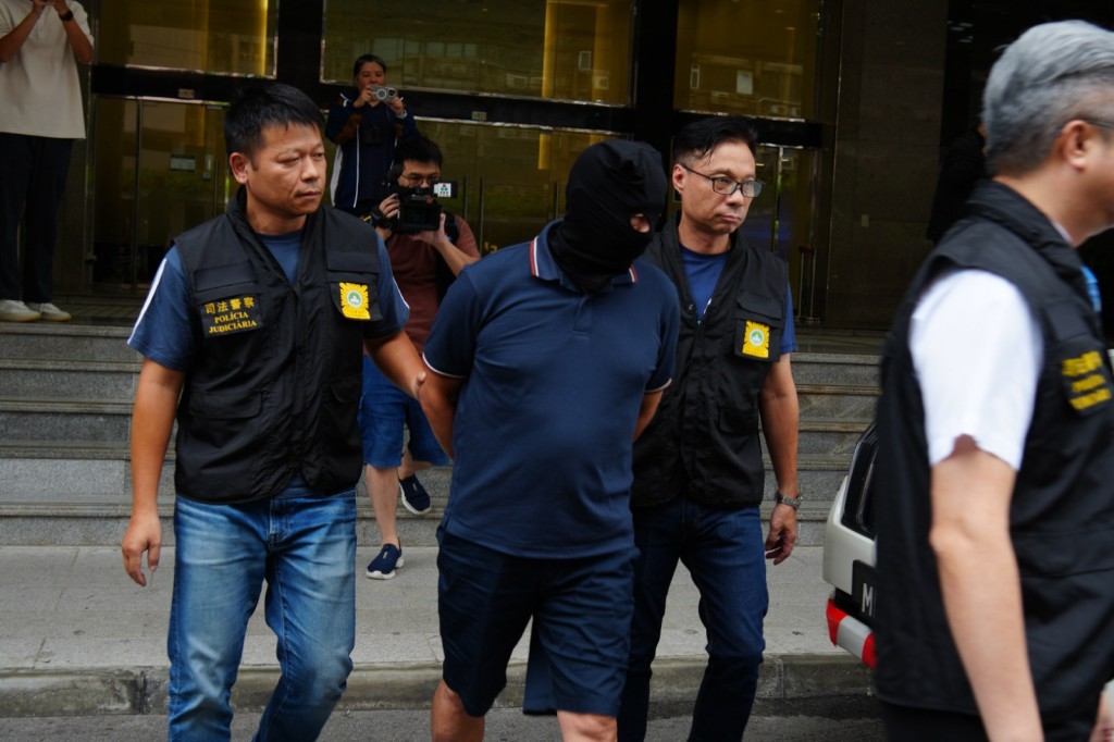 涉案一名中年香港男子被澳門司警拘捕。 涉案一名中年香港男子被澳門司警拘捕。