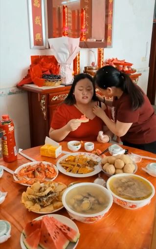 刘秀红（左）因一瓶沐浴露，离家22年才与亲生父母团聚。