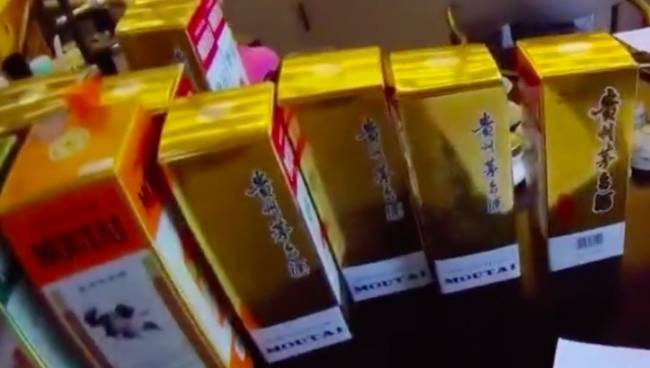 男子喝出假茅台牽出400萬假酒案。