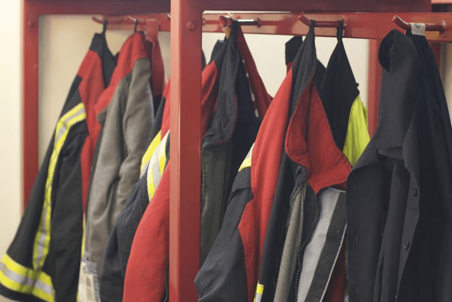 肯特郡消防队长米琳顿指，脱到剩内裤再穿装备是为了防止队员「过热」。英国消防队工会