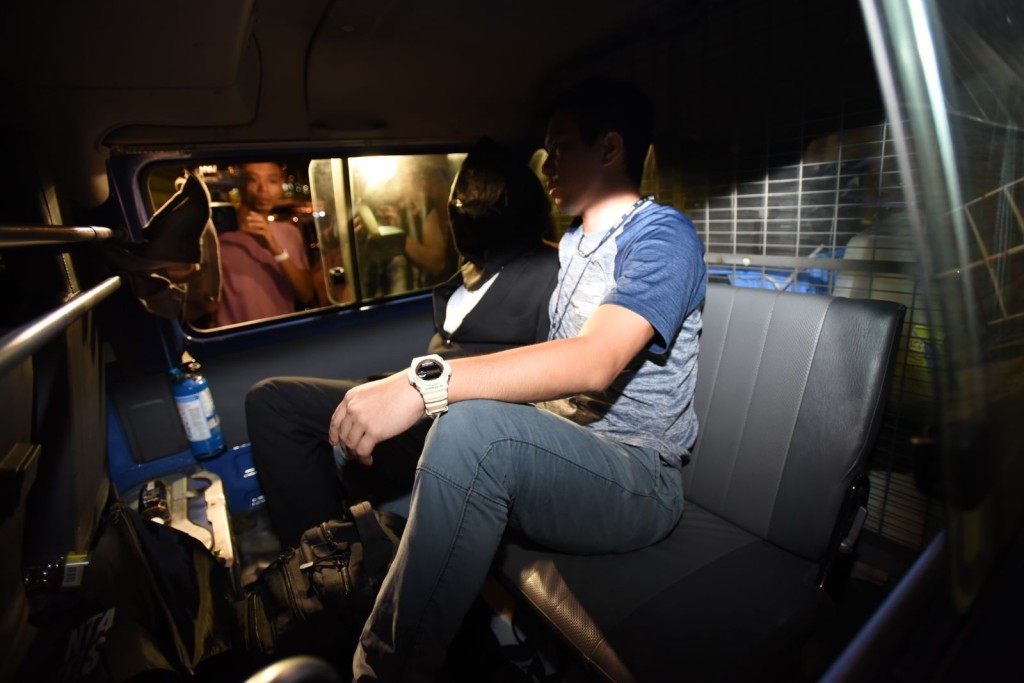 警方將疑犯押返警署扣查。尹敬堂攝