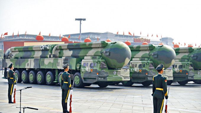 中國是世界第三大核武國家，估計核彈頭數量由去年1月350枚增加到今年1月410枚，共增加了60枚。