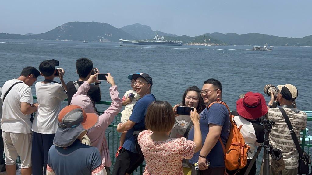 海怡半島海濱大批市民歡送山東艦航母編隊,有人把握機會打卡留念。楊偉亨攝 海怡半島海濱大批市民歡送山東艦航母編隊,有人把握機會打卡留念。楊偉亨攝