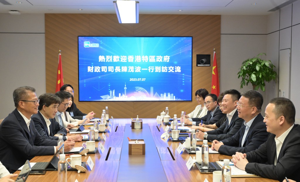 陈茂波（左一）与上海医药集团董事长周军（右二）会面。
