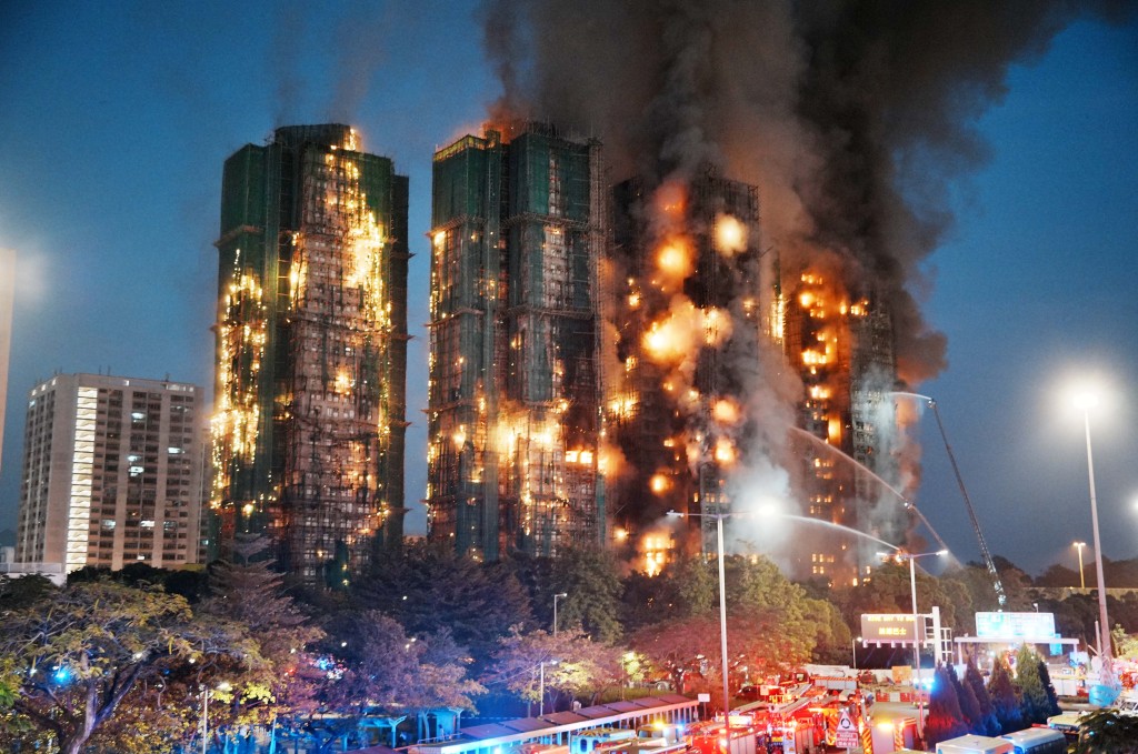 現場不停傳出爆炸聲，火勢蔓延到相鄰的宏泰閣及宏新閣等樓宇。