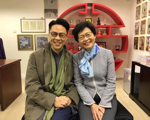 陳志雲演出前，先在後台即席訪問林鄭月娥。網圖