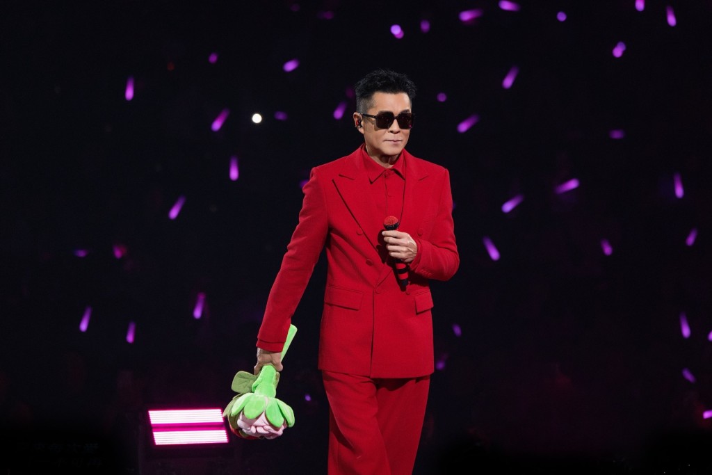 古仔以新造型登場，身穿紅色西裝情深演繹《新手戀愛》及《吻得到愛不到》。