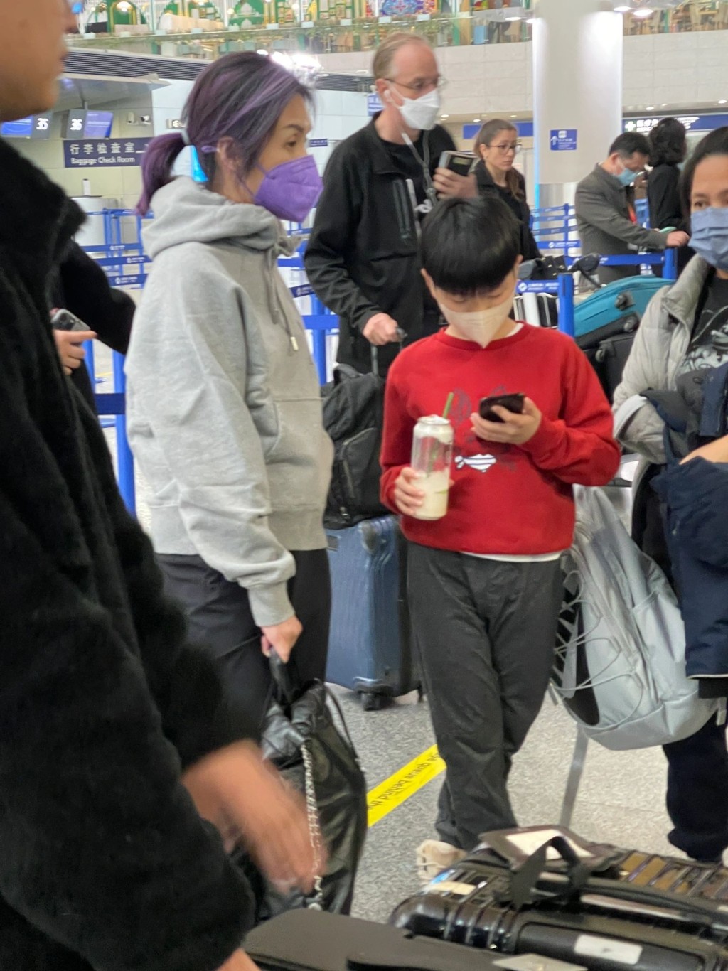 杨千嬅之前于上海蒲东机场被拍到带儿子返港。  ​