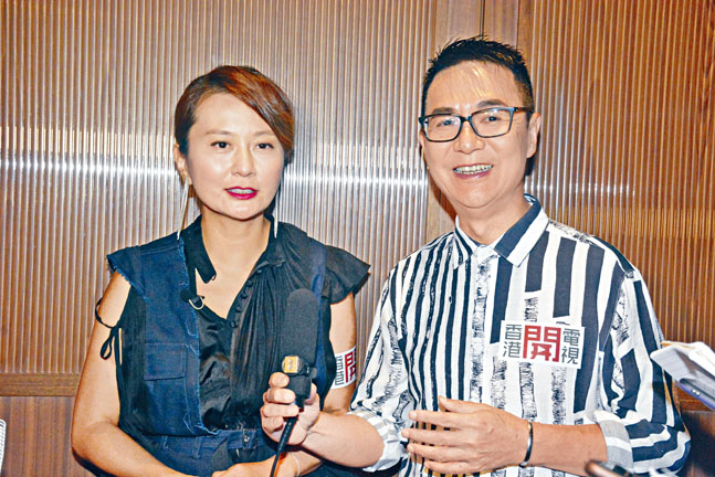 黄宇诗与陈图安为香港开电视拍节目。