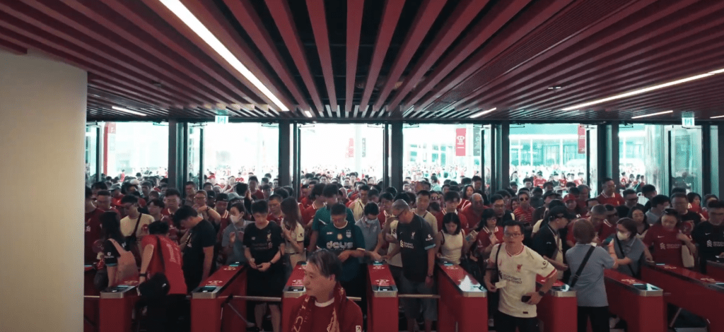 阿仙奴對陣熱刺的比賽吸引49,975名觀眾入場，創下單場最高紀錄。YouTube@Kai Tak Sports Park 影片擷圖