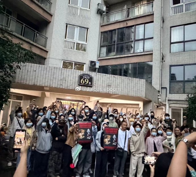 動保人士及民眾到「重慶山姆打包哥」居所外聲討對方。 動保人士及民眾到「重慶山姆打包哥」居所外聲討對方。
