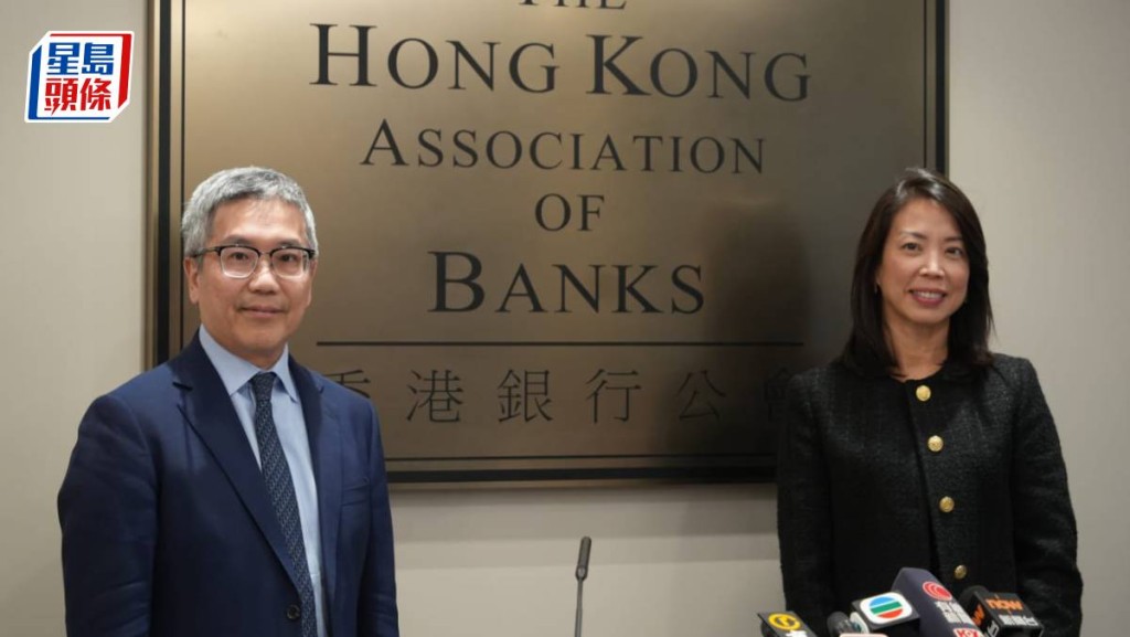 金管局副總裁阮國恒、銀會主席林慧虹(左至右)