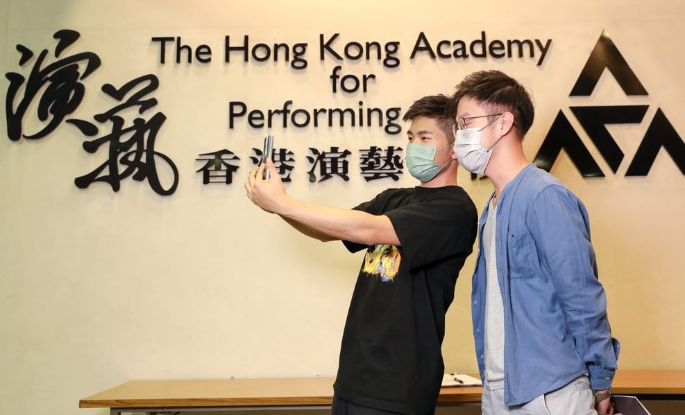 游學修和fans合照留念。