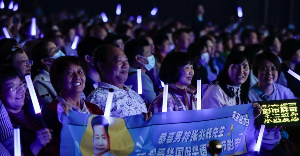 輝哥演出吸引不少南沙鄉親及過百本地粉絲到場。