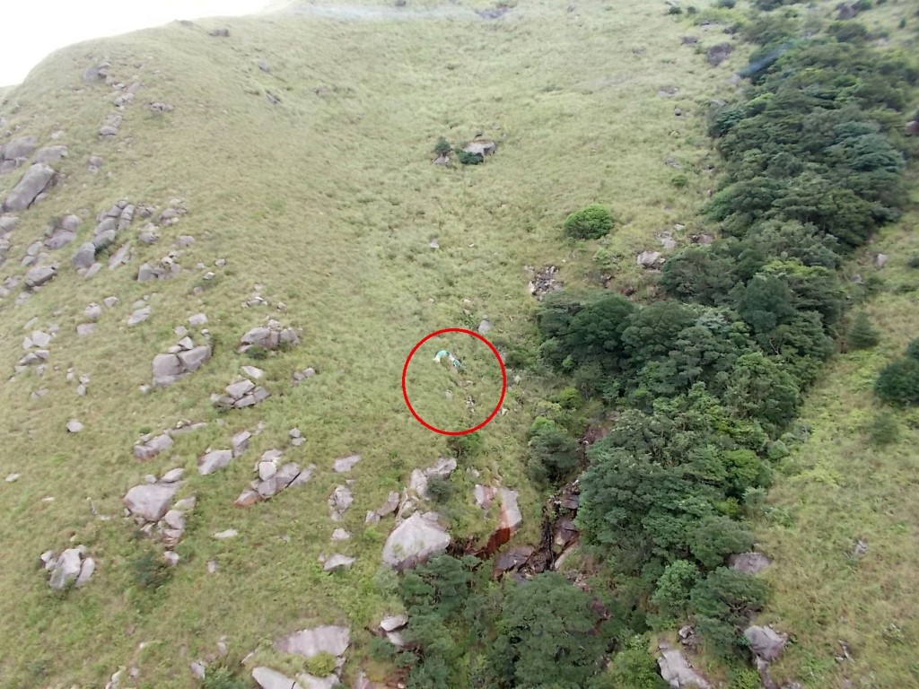 当日在山坡寻获锺旭华滑翔伞及尸体(红圈示)。