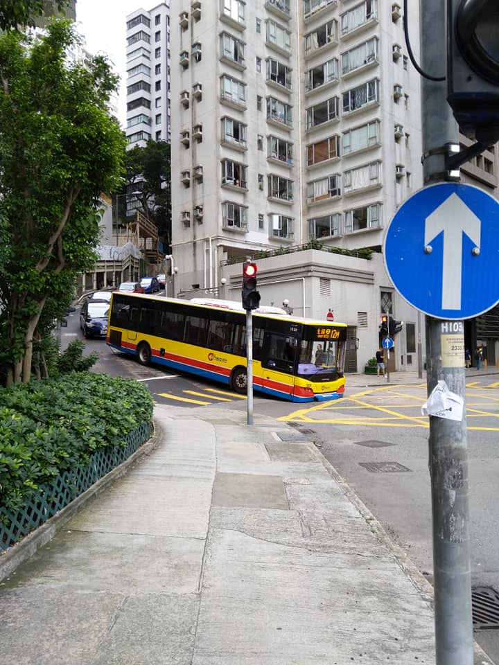城巴車底撞上馬路。網民關宇軒‎圖片