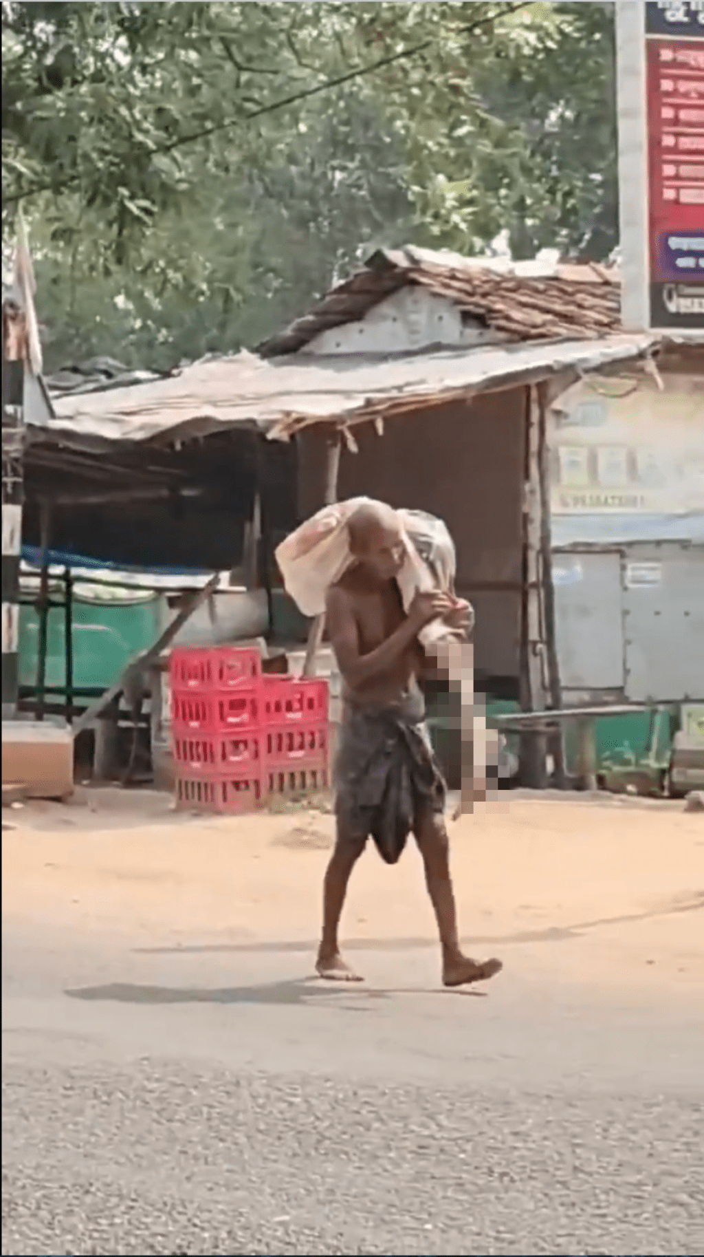 印度男为领存款挖坟扛尸到银震惊社会。 X@UvgtdERt4PWmcjF