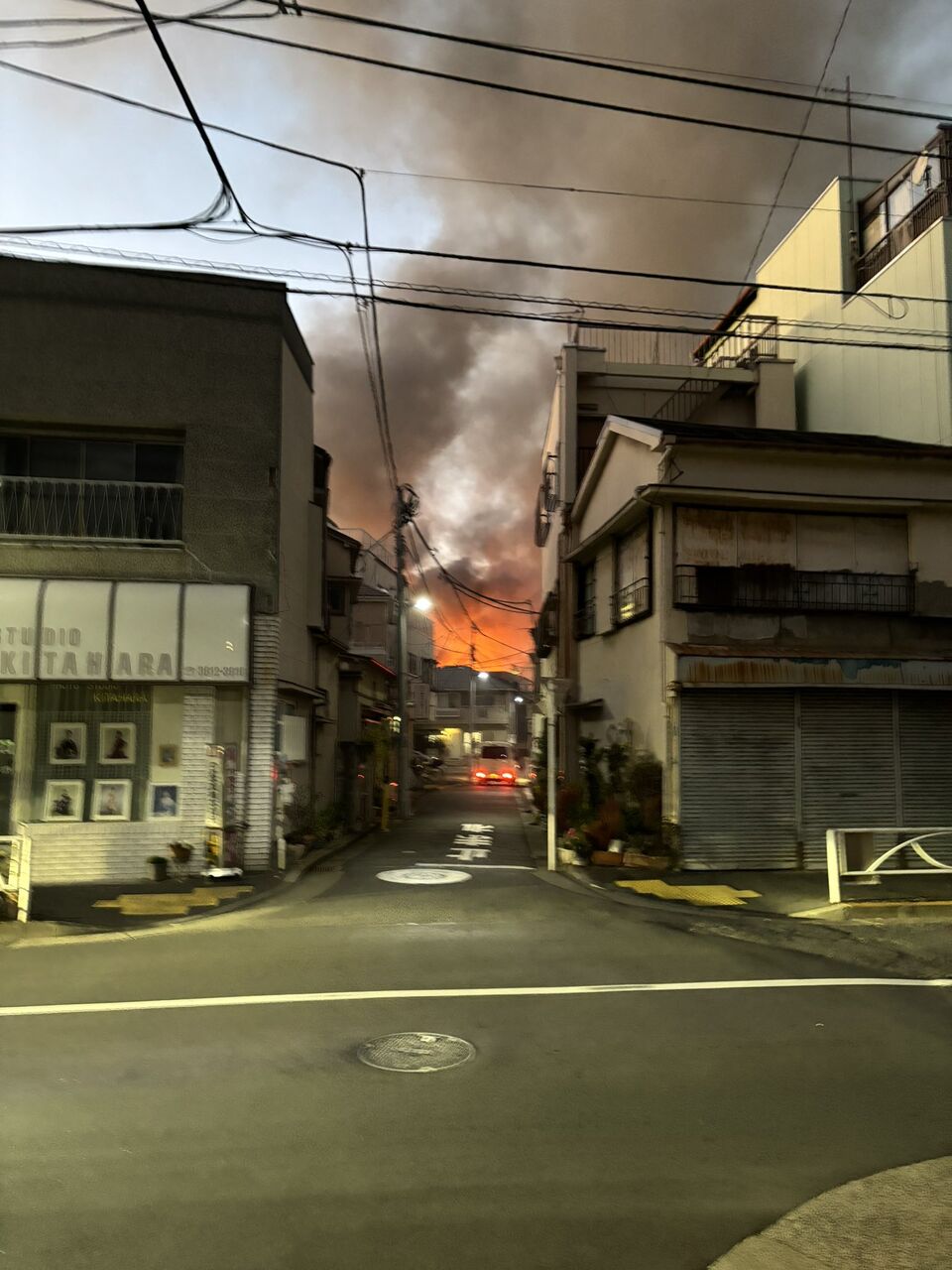 東京墨田區8楝住宅大火，傳多人被困。（X平台）