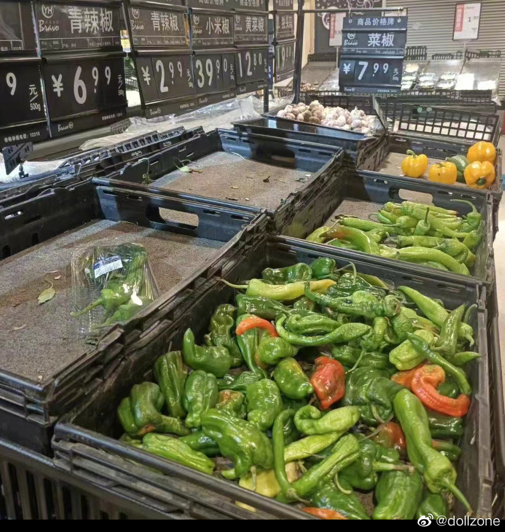超市貨架上的蔬果幾被掃光。網圖