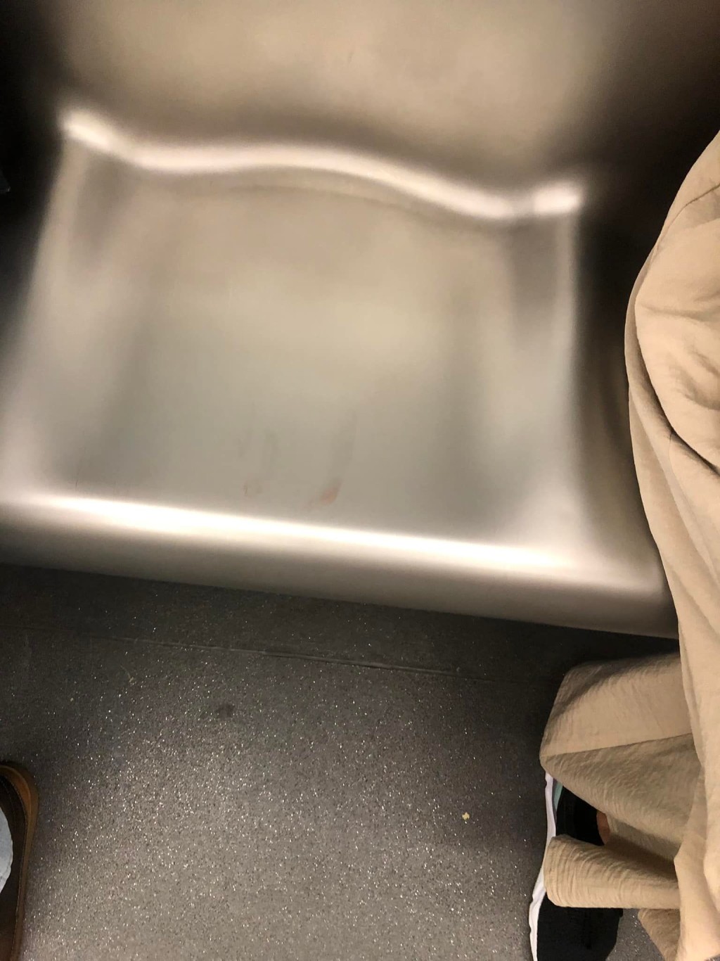 港铁座位疑有月经血渍，港男呻「点坐呀」。FB图片