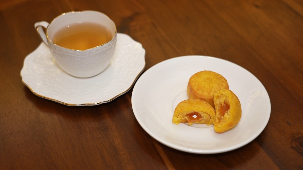 奶皇月饼应该配绿茶，有莓果香的茶效果更佳。