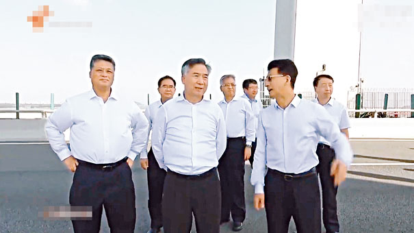 ■廣東省委書記李希(中)、省長馬興瑞(左一)視察虎門大橋。