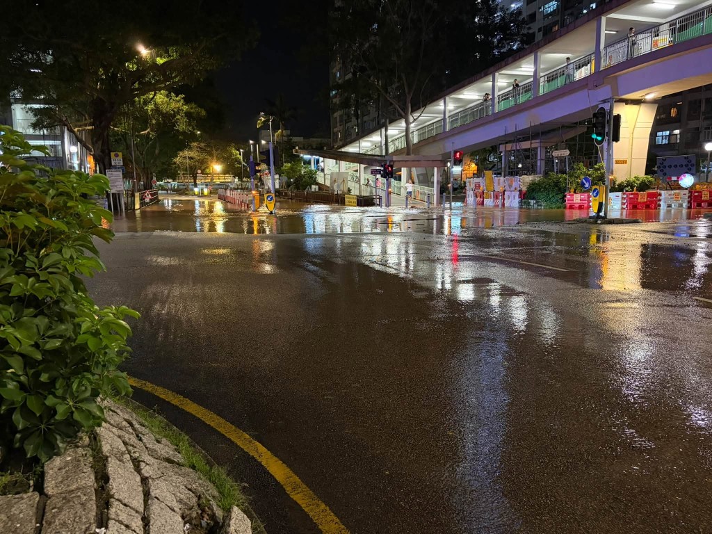 途經車輛需要涉水駛過,部分巴士駛至路陷位置後亦一度受阻。Facebook 北區之友 Friends of North District (上水、粉嶺、沙頭角和打鼓嶺) 途經車輛需要涉水駛過,部分巴士駛至路陷位置後亦一度受阻。Facebook 北區之友 Friends of North District (上水、粉嶺、沙頭角和打鼓嶺)