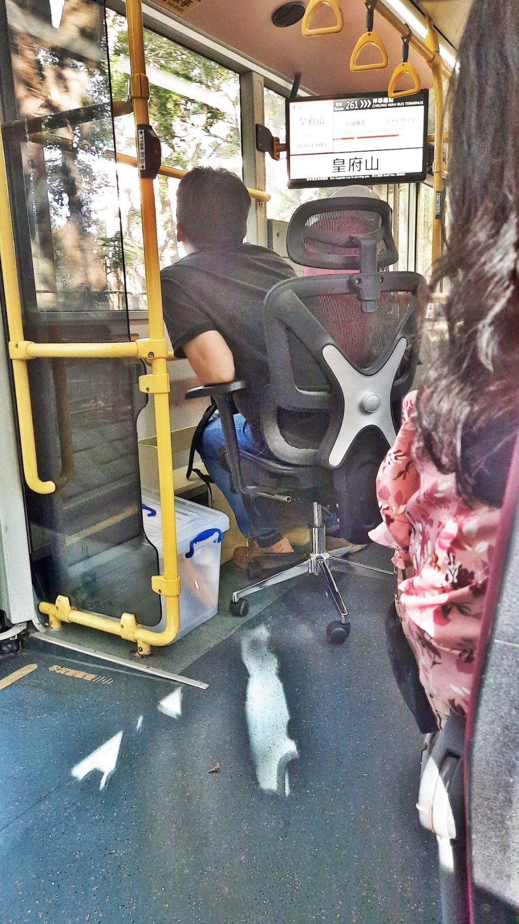 樓主:「剛剛,巴士內坐電腦櫈,及一個小型木 櫃、仲有什物膠箱,奇妙奇妙巴士可變貨 車,車長唔通睇佢唔到。261(綫)入粉嶺」。fb「上水人大聯盟」截圖 樓主:「剛剛,巴士內坐電腦櫈,及一個小型木 櫃、仲有什物膠箱,奇妙奇妙巴士可變貨 車,車長唔通睇佢唔到。261(綫)入粉嶺」。fb「上水人大聯盟」截圖
